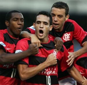 No Flamengo, meio-campista despontou para o mundo da bola (Foto: Reprodução)